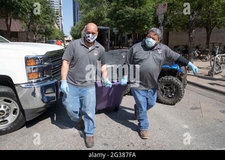 Austin, Texas, États-Unis. 14 juin 2021. La police de la ville d'Austin (TX) surveille pendant que les employés de la ville nettoient un grand camp de protestation des sans-abri du côté nord de l'hôtel de ville en milieu de matinée. La police a arrêté plusieurs sans-abri qui ont refusé de coopérer après plusieurs semaines d'avertissements et d'offres d'assistance. Crédit : Bob Daemmrich/Alay Live News Banque D'Images