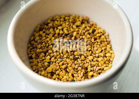 Pollen d'abeille dans un petit bol en céramique. Banque D'Images