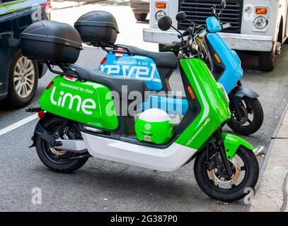 New York, États-Unis. 10 juin 2021. Vélomoteurs électriques de marque Revel et Lime garés côte à côte dans le quartier de Chelsea, à New York, le jeudi 10 juin 2021. Principalement connu pour son trottinette Kick-partage de conduite Lime a lancé une ligne de cyclomoteurs électriques Lime à New York. Les cyclomoteurs sont fabriqués par la société chinoise NIU et sont les mêmes véhicules que ceux utilisés par le concurrent de Lime Revel. (Âphoto de Richard B. Levine) crédit: SIPA USA/Alay Live News Banque D'Images