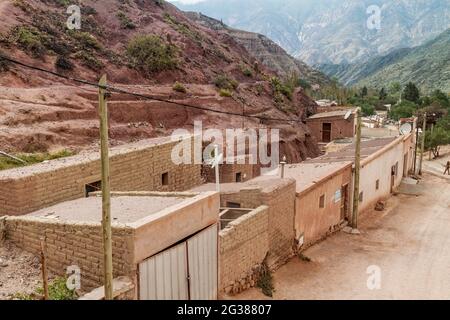 Rue dans le village de Purmamarca (vallée de Quebrada de Humahuaca), Argentine Banque D'Images