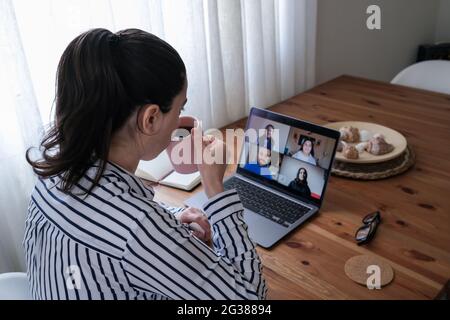 Femme d'affaires ayant un appel vidéo avec ses amis sur une webcam à sa maison. Pour donner l'éducation à distance de la maison avec un appareil photo. Banque D'Images