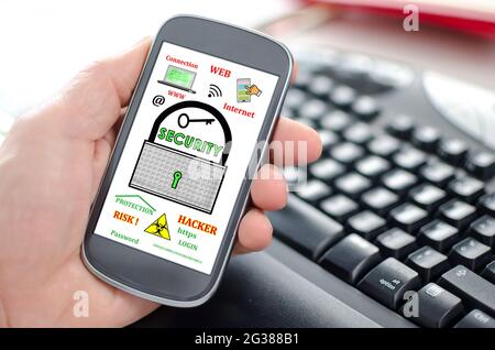 Main tenant un smartphone montrant un concept de sécurité des données Banque D'Images