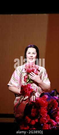 Judith Howarth (CIO-CIO-San / Madame Butterfly) dans MADAME BUTTERFLY par Puccini à l'Opéra national anglais (ENO), London Coliseum, Londres WC2 31/01/2008 musique: Giacomo Puccini libretto: Luigi Ilica et Giuseppe Giacoma chef d'orchestre: David Parry set design: Michael Levine costumes: Han Feng éclairage: Peter Mumford/directeur associé: Carolyn Choa Directrice originale: Anthony Minghella Banque D'Images