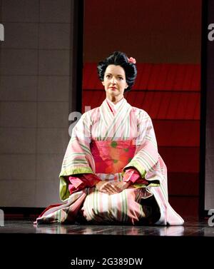 Pamela Helen Stephen (Suzuki) dans MADAME BUTTERFLY par Puccini à l'Opéra national anglais (ENO), London Coliseum, Londres WC2 08/05/2012 musique: Giacomo Puccini libretto: Luigi Ilica et Giuseppe Giacoma chef d'orchestre: Oleg Caetani Set design: Michael Levine costumes: Han Feng éclairage: Peter Mumford Directeur associé et chorégraphe original: Carolyn Choa Directeur: Anthony Minghella directeur du renouveau: Sarah tipple Banque D'Images