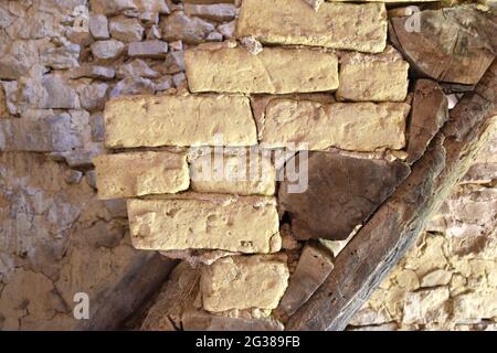 Détail de l'ancien escalier en bois avec des briques d'adobe de l'époque. Bâtiment en ruines dans le village abandonné de Buimanco, Soria, Espagne. Banque D'Images