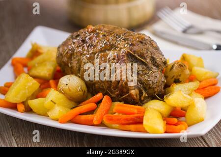 Rôti de bœuf avec pommes de terre et carottes. Photo de haute qualité. Banque D'Images