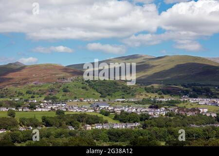 La chaîne de montagne Carneddau à Snowdonia au-dessus de la ville de Bethesda et y compris les montagnes de Gyrn et Gyrn Wigau Banque D'Images