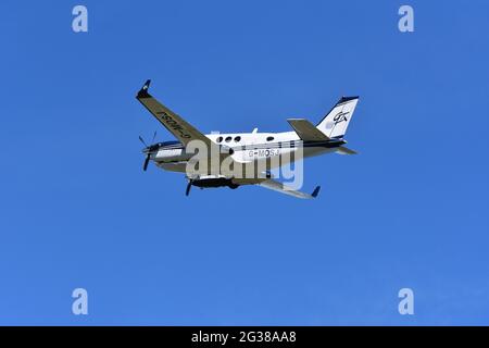 G-MOSJ Beech C90GTx King Air Centerline avion survolant Lulsgate, aéroport international de Bristol le lundi 14 juin 2021, beau ciel bleu Banque D'Images