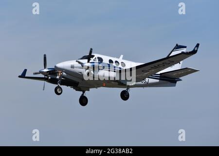 G-MOSJ Beech C90GTx King Air ligne centrale Jet privé survolant l'aéroport de Bristol, Angleterre, Royaume-Uni le lundi 4/06/2021 pendant Covid-19 Banque D'Images