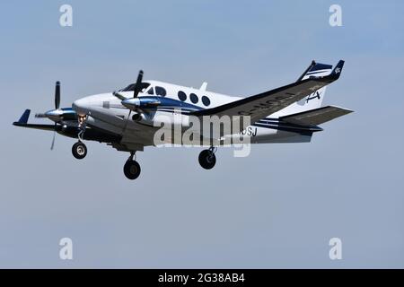 Un G-MOSJ Beech C90GTx King Air Centerline dans le ciel au-dessus de l'aéroport de Bristol, Angleterre, Royaume-Uni Banque D'Images
