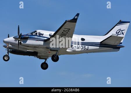 Un G-MOSJ Beech C90GTx King Air Centerline dans le ciel au-dessus de l'aéroport de Bristol, Angleterre, Royaume-Uni Banque D'Images