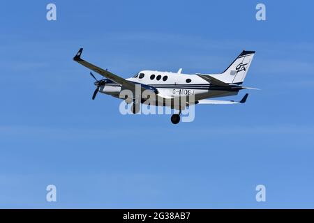 Un G-MOSJ Beech C90GTx King Air Centerline dans le ciel au-dessus de l'aéroport de Bristol, Angleterre, Royaume-Uni Banque D'Images