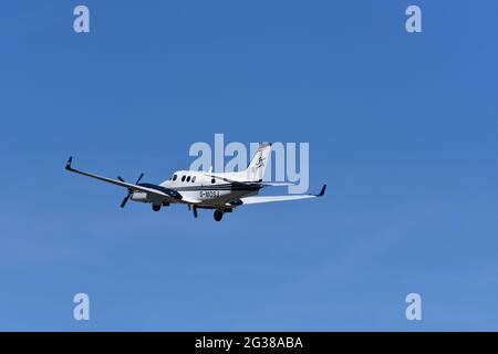 Un G-MOSJ Beech C90GTx King Air Centerline dans le ciel au-dessus de l'aéroport de Bristol, Angleterre, Royaume-Uni Banque D'Images