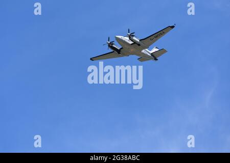 G-MOSJ Beech C90GTx King Air ligne centrale Jet privé survolant l'aéroport de Bristol, Angleterre, Royaume-Uni le lundi 4/06/2021 pendant Covid-19 Banque D'Images