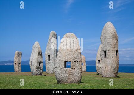 Espagne, Galice : monument Menhir dans le parc de la sculpture de LA Coruna. 'Menhirs de la Paz' (Menhirs pour la paix) de Manolo Paz Banque D'Images