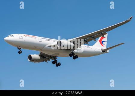 China Eastern Airlines Airbus A330 avion de ligne B-6545 en finale pour atterrir à l'aéroport de Londres Heathrow, au Royaume-Uni, par temps ensoleillé. Compagnie aérienne chinoise Banque D'Images