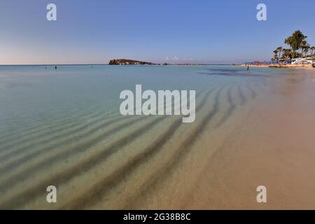 Eau de mer méditerranéenne pure et merveilleuse dans la baie d'Aygia Napa, plage de Nissi, paradis de vacances, port Banque D'Images