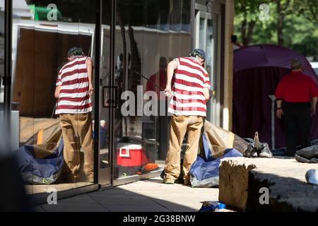 Austin, Texas, États-Unis. 14 juin 2021. La police de la ville d'Austin (TX) surveille pendant que les employés de la ville nettoient un grand camp de protestation des sans-abri du côté nord de l'hôtel de ville en milieu de matinée. La police a arrêté plusieurs sans-abri qui ont refusé de coopérer après plusieurs semaines d'avertissements et d'offres d'assistance. Crédit : Bob Daemmrich/ZUMA Wire/Alay Live News Banque D'Images