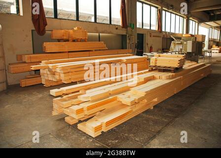 Coupes individuelles de bois pour une maison préfabriquée en bois (sapin) dans leur usine de fabrication dans la province d'Udine, Friuli-Venezia Giulia, au nord-est Banque D'Images