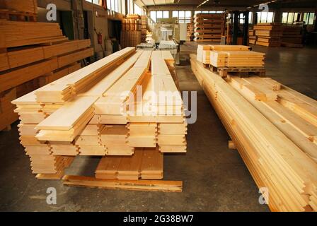 Coupes individuelles de bois pour une maison préfabriquée en bois (sapin) dans leur usine de fabrication dans la province d'Udine, Friuli-Venezia Giulia, au nord-est Banque D'Images