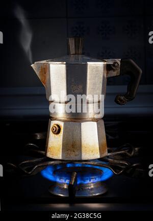 Cafetière expresso sur table de cuisson à gaz Banque D'Images