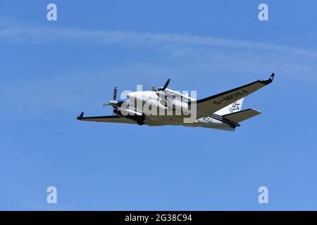 Un petit avion G-MOSJ Beech C90GTx King Air Centerline dans le ciel au-dessus de l'aéroport de Bristol, Lulsgate le 14 juin 2021 pendant Covid-19 Banque D'Images