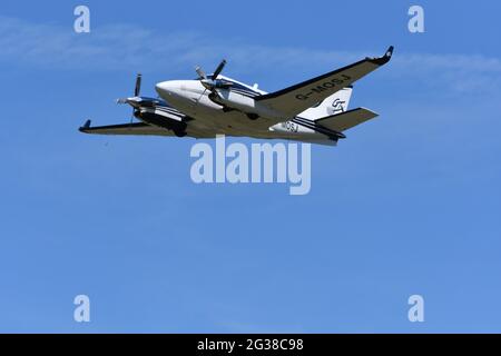 Un petit avion G-MOSJ Beech C90GTx King Air Centerline dans le ciel au-dessus de l'aéroport de Bristol, Lulsgate le 14 juin 2021 pendant Covid-19 Banque D'Images