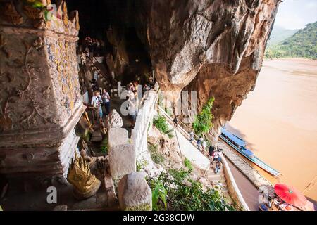 Luang Prabang, Laos - 7 NOVEMBRE 2011 : un groupe de touristes visitant les grottes de Pak ou, célèbres grottes de la falaise calcaire. Luang Prabang. Banque D'Images