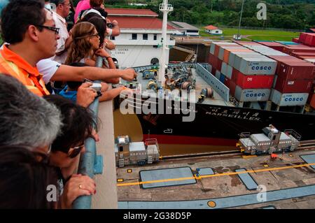 ÉCLUSES DU CANAL DE PANAMA ..les écluses du canal de Panama est un système de écluses qui soulève un navire de 25.9 m (85 pi) à l'élévation principale du canal de Panama et de nouveau vers le bas. Il compte six marches au total (trois en haut, trois en bas pour le passage d'un navire). La longueur totale des structures d'écluse, y compris les murs d'approche, est de plus de 3 kilomètres (près de deux milles). Ils sont l'un des plus grands travaux d'ingénierie jamais entrepris à l'époque, quand ils ont ouvert en 1914. Aucune autre construction de béton de taille comparable n'a été entreprise jusqu'au barrage Hoover dans les années 1930. Il existe deux voies de transition indépendantes (chaque l Banque D'Images