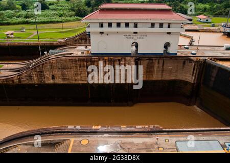 ÉCLUSES DU CANAL DE PANAMA ..les écluses du canal de Panama est un système de écluses qui soulève un navire de 25.9 m (85 pi) à l'élévation principale du canal de Panama et de nouveau vers le bas. Il compte six marches au total (trois en haut, trois en bas pour le passage d'un navire). La longueur totale des structures d'écluse, y compris les murs d'approche, est de plus de 3 kilomètres (près de deux milles). Ils sont l'un des plus grands travaux d'ingénierie jamais entrepris à l'époque, quand ils ont ouvert en 1914. Aucune autre construction de béton de taille comparable n'a été entreprise jusqu'au barrage Hoover dans les années 1930. Il existe deux voies de transition indépendantes (chaque l Banque D'Images