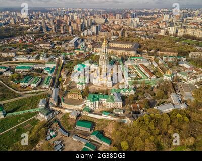 Vue aérienne par drone de Kiev Pechersk Lavra ou du monastère des grottes de Kiev à Kiev, Ukraine. Banque D'Images