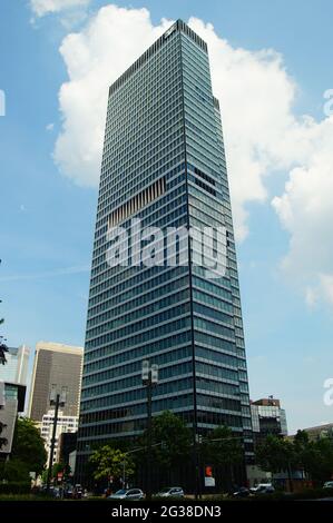 FRANCFORT, ALLEMAGNE - 10 juin 2021 : la "City-Haus" est l'une des deux tours de la DZ Bank. Achevé en 1974 et rénové en 2008, il est l'un des Banque D'Images