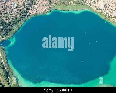 Vue aérienne du dessus par drone du lac de Kournas sur l'île de Crète. Grèce. Banque D'Images