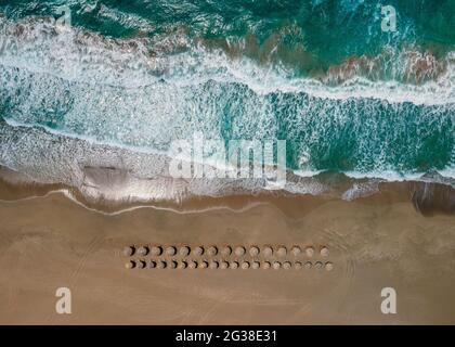 Vue aérienne par drone de la plage tropicale de Falasarna en Crète, Grèce. Banque D'Images