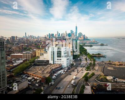 Vue aérienne de Manhattan et de New York sur le fleuve Hudson. Horizon aérien de New York au-dessus de l'embarcadère 55 Banque D'Images