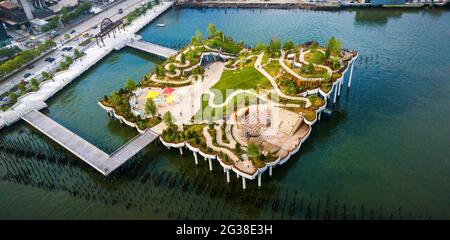 Little Island Park au Pier 55 à New York, un parc artificiel situé sur l'île de l'Hudson River à l'ouest de Manhattan à New York, adjacent à Hudson River Pa Banque D'Images