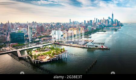 Little Island Park au Pier 55 à New York, un parc artificiel situé sur l'île de l'Hudson River à l'ouest de Manhattan à New York, adjacent à Hudson River Pa Banque D'Images