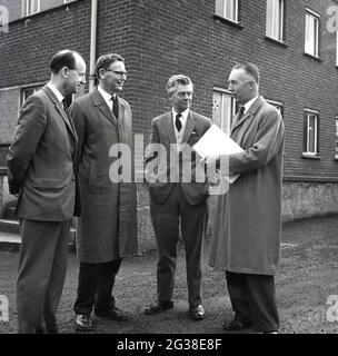 1960s, historique, William Hamilton, député de West Fife, avec des conseillers de district se tenant à l'extérieur d'un bloc d'appartements d'autorités locales, Fife, Écosse, Royaume-Uni. Banque D'Images