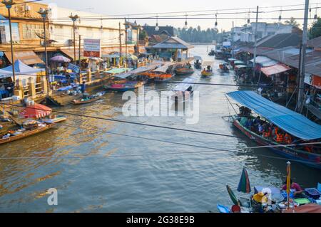 BANGKOK, THAÏLANDE - 08 février 2020 : voies navigables animées sur le marché flottant d'amphawa. Banque D'Images