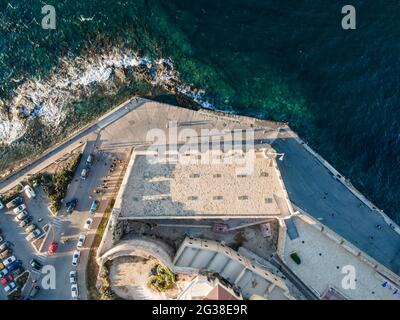 Vue aérienne par drone de la ville de la Canée, île de Crète, Grèce. Banque D'Images