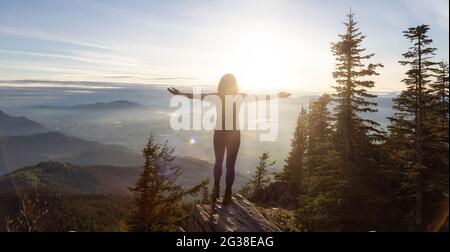 Femme adulte aventureuse de race blanche en randonnée dans la nature canadienne Banque D'Images