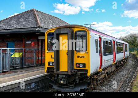 Merthyr Tydfil, pays de Galles - Mai 2021: Train de banlieue à la gare de Merthyr Tydfil. La ligne relie la ville à Cardiff. Banque D'Images