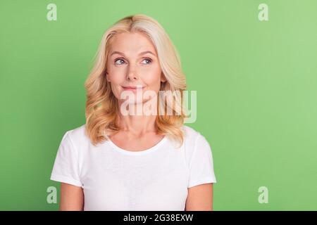 Photo portrait femme regardant l'espace de copie en blanc t-shirt isolé pastel vert couleur fond Banque D'Images