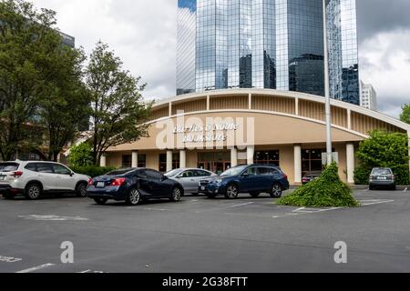 Bellevue, WA États-Unis - vers mai 2021 : vue sur une vitrine Barnes and Noble pendant une journée ensoleillée au centre-ville. Banque D'Images