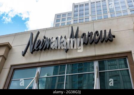 Bellevue, WA États-Unis - vers mai 2021 : vue à angle bas d'un grand magasin Neiman Marcus dans le centre-ville par une journée ensoleillée. Banque D'Images