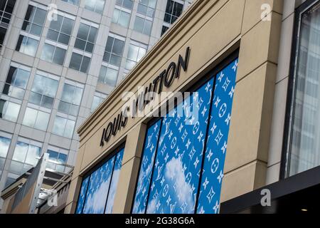 Bellevue, WA États-Unis - vers mai 2021 : vue extérieure d'un magasin de mode de luxe Louis Vuitton dans le centre-ville par une journée ensoleillée. Banque D'Images