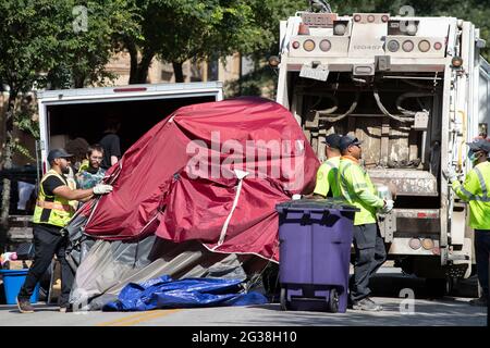 Austin, Texas, États-Unis. 14 juin 2021. La police de la ville d'Austin surveille pendant que les employés de la ville nettoient un grand camp de protestation des sans-abri du côté nord de l'hôtel de ville en milieu de matinée. La police a arrêté plusieurs sans-abri qui ont refusé de coopérer après plusieurs semaines d'avertissements et d'offres d'assistance. Crédit : Bob Daemmrich/ZUMA Wire/Alay Live News Banque D'Images