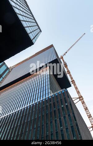 Gratte-ciel en construction et grue de construction vue de dessous Banque D'Images