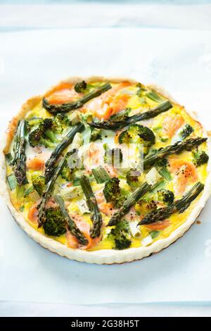 Quiche au saumon, brocoli, asperges vertes Banque D'Images