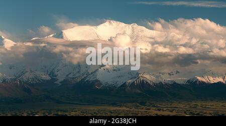 Vue en soirée sur le pic Lénine depuis la gamme Alay - kirghize Montagnes Pamir - Kirghizistan et Tadjikistan frontière - Asie centrale 'toit Du monde » Banque D'Images